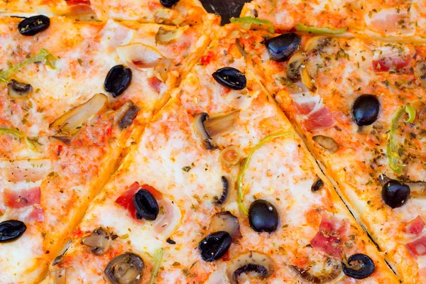 Nahaufnahme von Pizza mit Oliven Tomatenkäse — Stockfoto