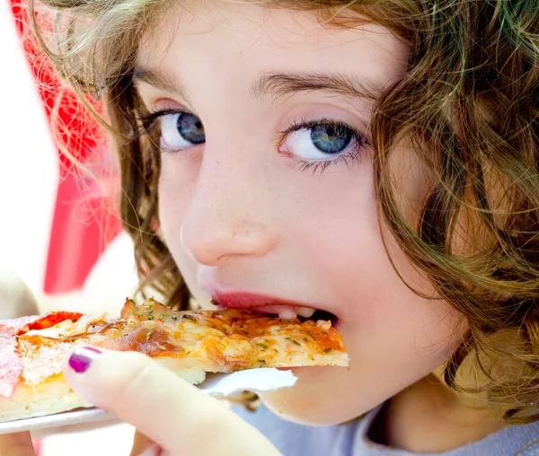 Μπλε μάτια παιδί κορίτσι τρώει πίτσα φέτα — Φωτογραφία Αρχείου