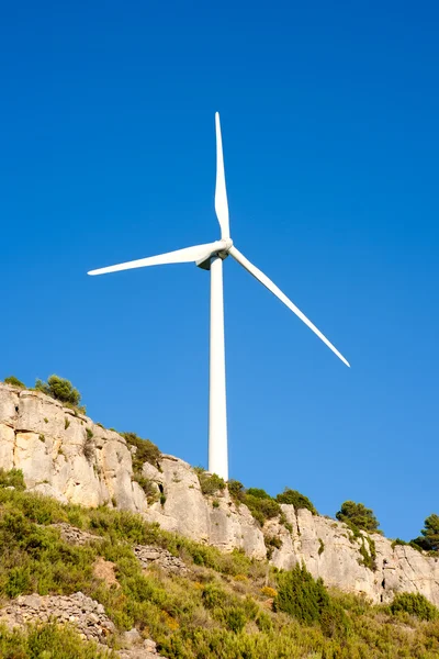 Molino de viento aerogenerador en montaña rocosa —  Fotos de Stock