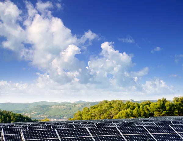 Πράσινη ενέργεια ηλιακή πινακίδες για το χωριό κοιλάδα — Φωτογραφία Αρχείου