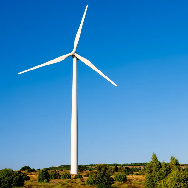 风力发电机风车在阳光明媚的蓝天 — 图库照片