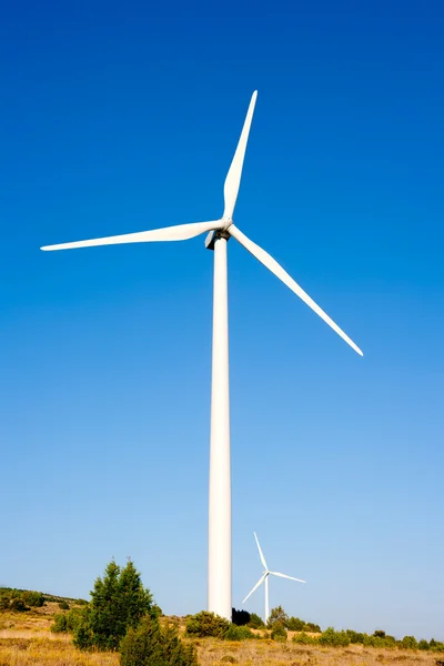 Aerogenerator molen in zonnige blauwe hemel — Stockfoto