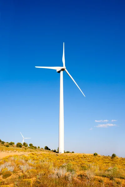 Moinho de vento aerogenerador em colina dourada — Fotografia de Stock