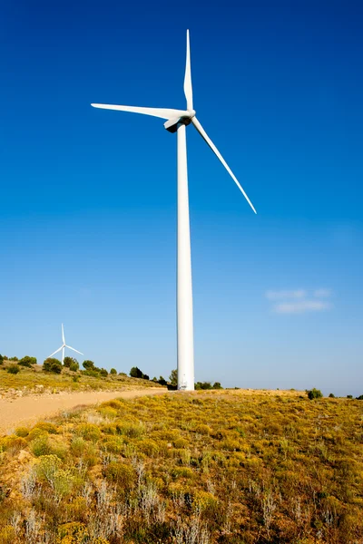Moinho de vento aerogenerador em colina dourada — Fotografia de Stock