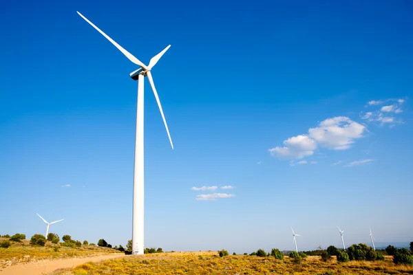 风力发电机风磨房在阳光明媚的蓝天 — 图库照片