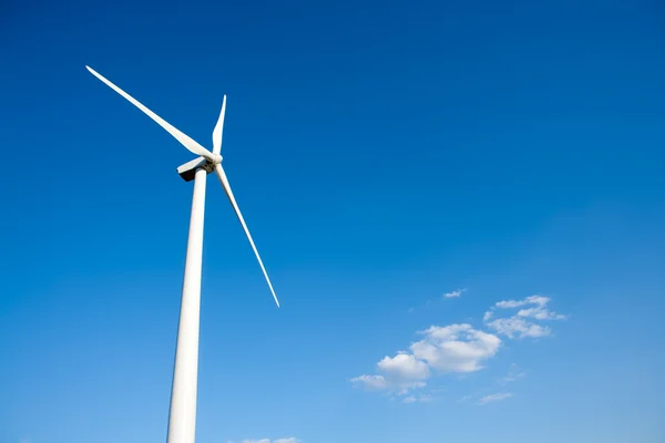 青い空に風力の風車 — ストック写真