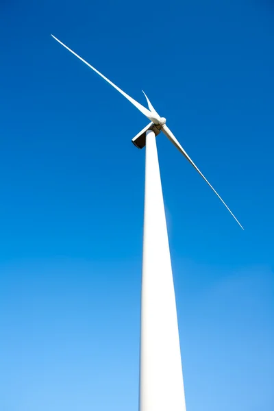 Aerogenerator větrný mlýn v modré obloze — Stock fotografie