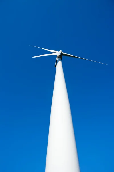 风力发电机风车在蓝蓝的天空 — 图库照片