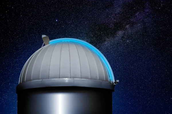 Ночное небо в астрономической обсерватории — стоковое фото