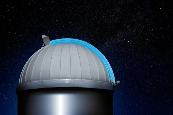Ночное небо в астрономической обсерватории — стоковое фото