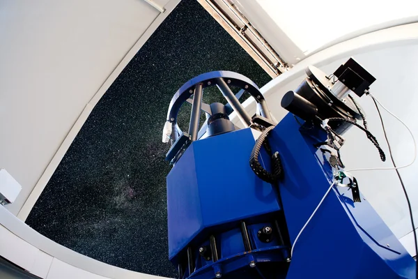 Астрономический телескоп в помещении ночью — стоковое фото