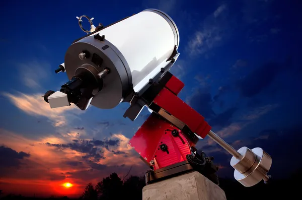 Астрономический телескоп на закате неба — стоковое фото