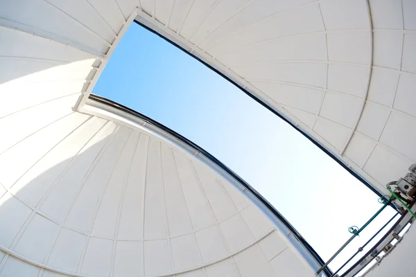 Osservatorio astronomico cupola bianca interna — Foto Stock