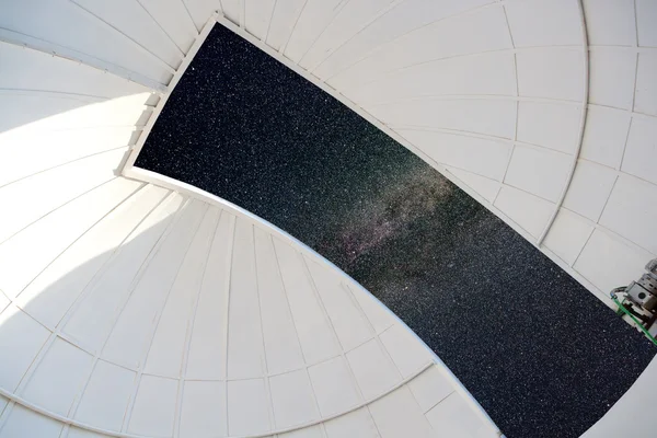 Observatório astronômico cúpula branca interior — Fotografia de Stock