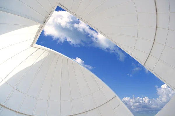 Observatório astronômico cúpula branca interior — Fotografia de Stock