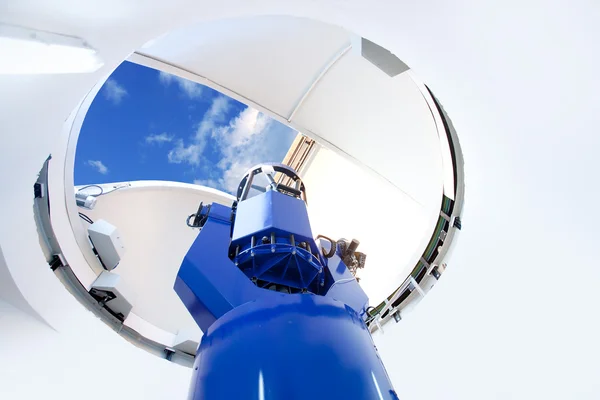 Телескоп астрономічної обсерваторії в приміщенні — стокове фото