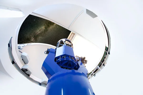 Astronomik Gözlemevi teleskop kapalı gece — Stok fotoğraf