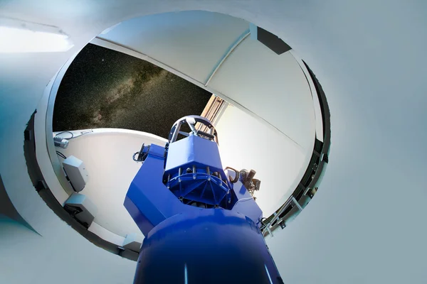 天文观测台望远镜室内晚上 — 图库照片