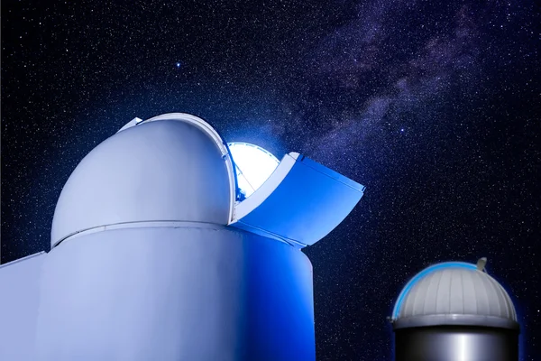 Osservatorio astronomico cupola stelle notte — Foto Stock