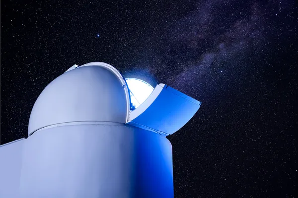Astronomisch observatorium koepel in sterren nacht — Stockfoto
