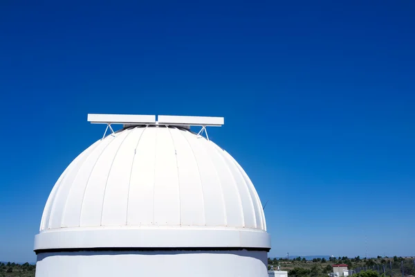 Astronomical observatory dome in blue sky — Stock Photo, Image