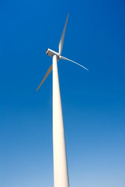 风力发电机风车在蓝蓝的天空 — 图库照片
