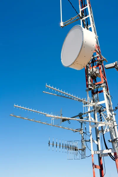 Antenna repeater messy mast in blue sky — Stock Photo, Image