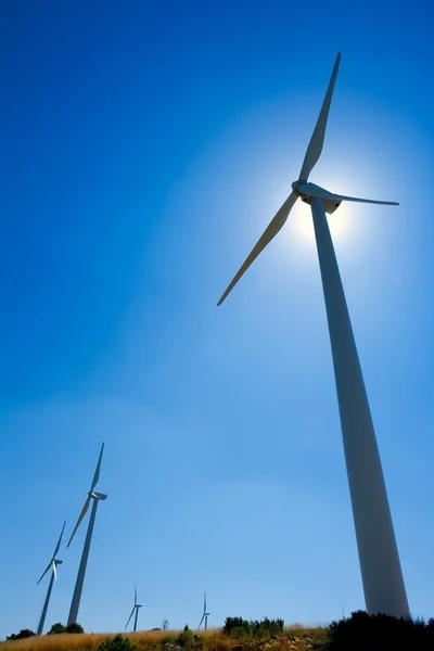 Aerogenerator windmolens in een rij in de blauwe hemel — Stockfoto