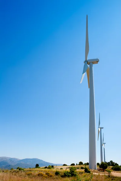 Aerogenerator windmolens in een rij in de blauwe hemel — Stockfoto