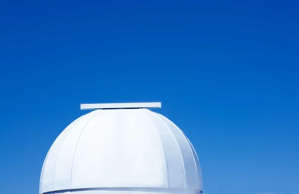 Купол астрономічної обсерваторії на блакитному небі — стокове фото