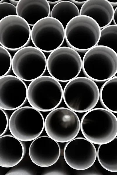 Сірі ПВХ труби пластикові труби, складені рядами — стокове фото