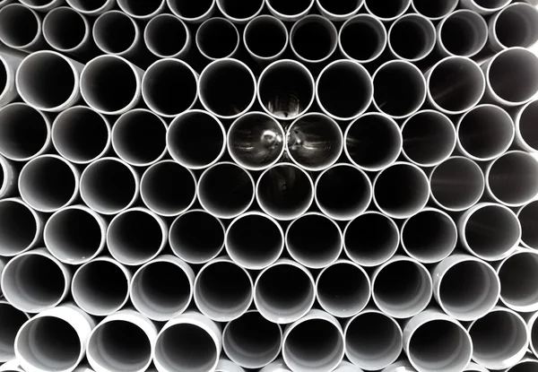 Tubi in PVC grigio tubi di plastica impilati in file — Foto Stock