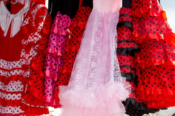 Красно-розовые цыганские костюмы танцовщицы фламенко — стоковое фото