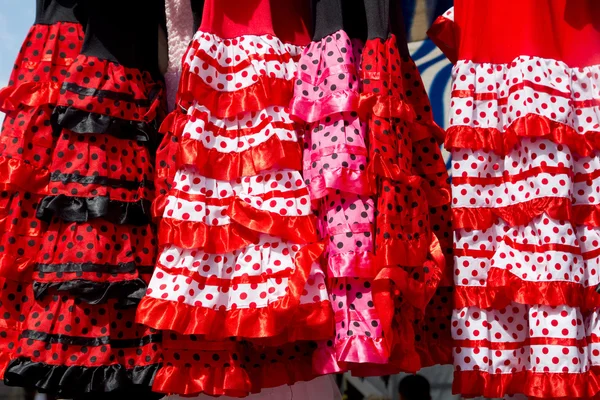 Красно-розовые цыганские костюмы танцовщицы фламенко — стоковое фото