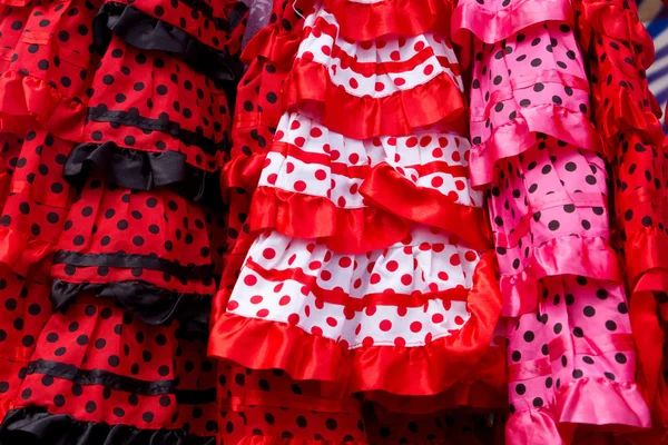 Trajes gitanos rosas rojas de la bailarina flamenca — Foto de Stock
