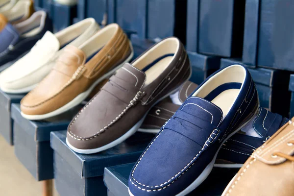 Klasický člověk boty barevné v řadě — Stock fotografie