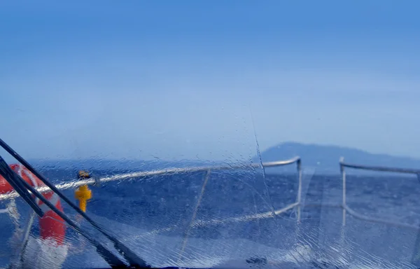 ボート パーフェクト ストーム水のしぶき — ストック写真