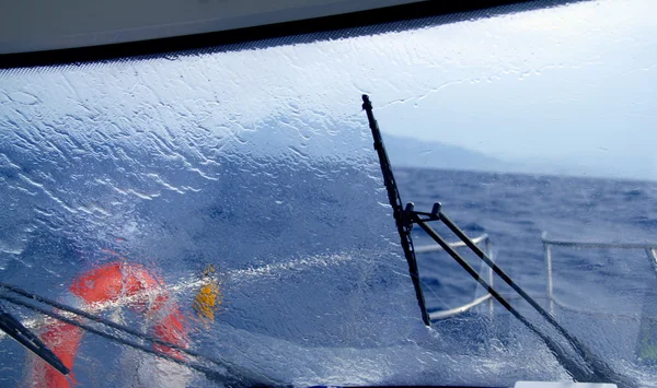 ボート パーフェクト ストーム水のしぶき — ストック写真
