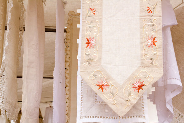 Вышитое теплое скатерть с цветами
