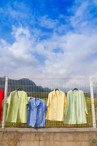 Moda mercado ao ar livre com roupas penduradas — Fotografia de Stock