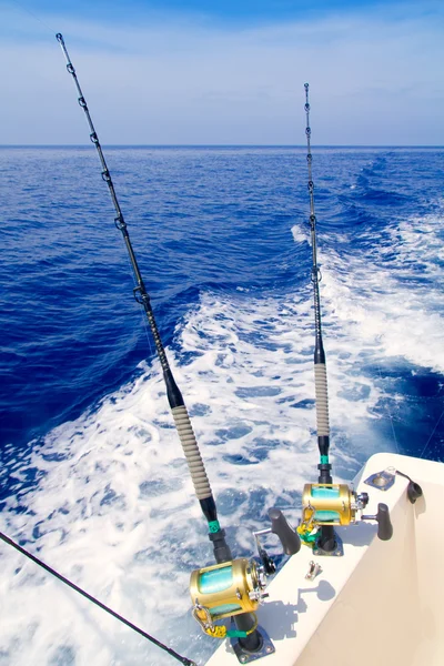 Boot vissen trollen in diepe blauwe zee — Stockfoto