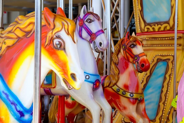 Коні в веселому круглому ярмарку — стокове фото