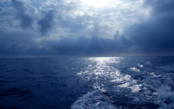 폭풍우 치는 극적인 하늘 날 푸른 바다 — 스톡 사진