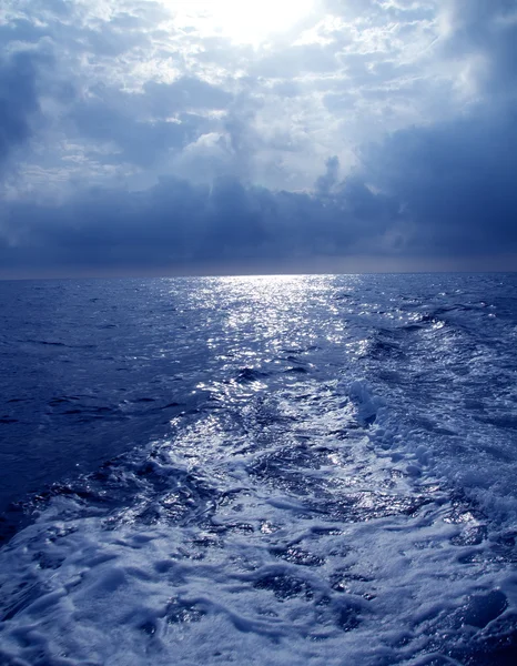 Blaues Meer in stürmischem, dramatischem Himmelstag — Stockfoto