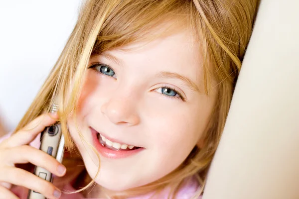 금발 아이 여자 얘기 하는 휴대폰 — 스톡 사진
