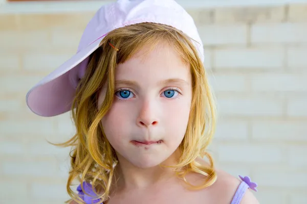 Loira criança menina gesticulando engraçado com chocolate — Fotografia de Stock