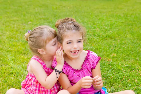 Παιδιά κορίτσι αδελφή τους φίλους ψιθυρίζοντας αυτί — Φωτογραφία Αρχείου