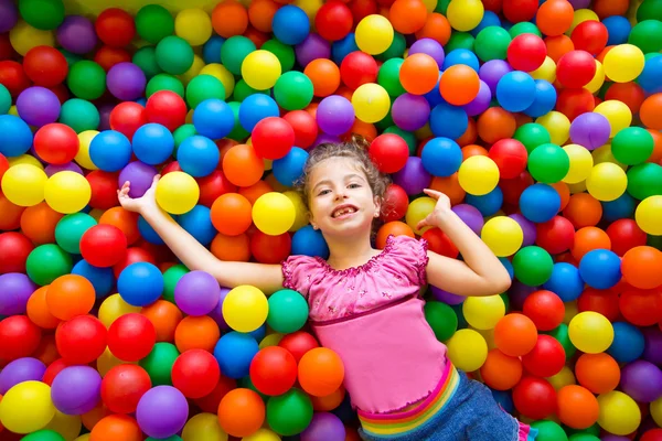 Kind meisje op kleurrijke ballen Speeltuin hoge achting — Stockfoto