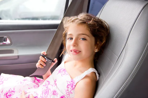 Дитяча маленька дівчинка в приміщенні автомобіль кладе ремінь безпеки — стокове фото