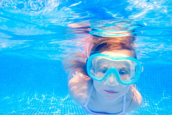 Blond kind meisje onderwater zwemmen in zwembad — Stockfoto